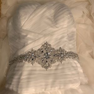 Oleg Cassini wedding dress. No alterations. Beautiful detail on the bodice